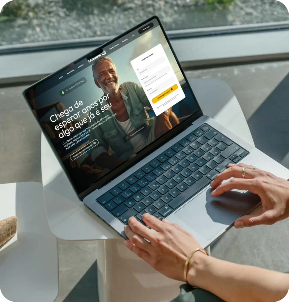 Laptop com tela exibindo site do LoBank e um homem sorrindo